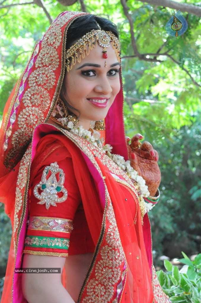 Nisha Kothari Latest Stills - 53 / 108 photos