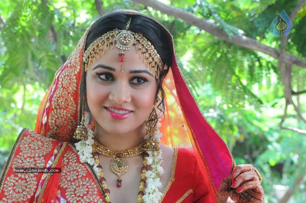 Nisha Kothari Latest Stills - 55 / 108 photos