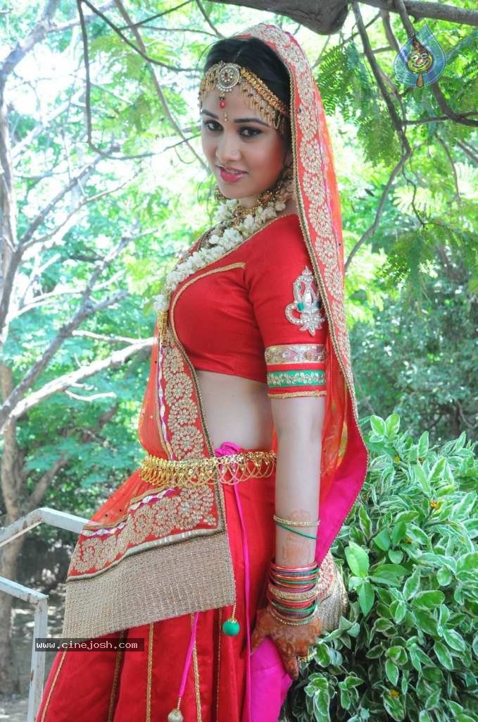 Nisha Kothari Latest Stills - 56 / 108 photos