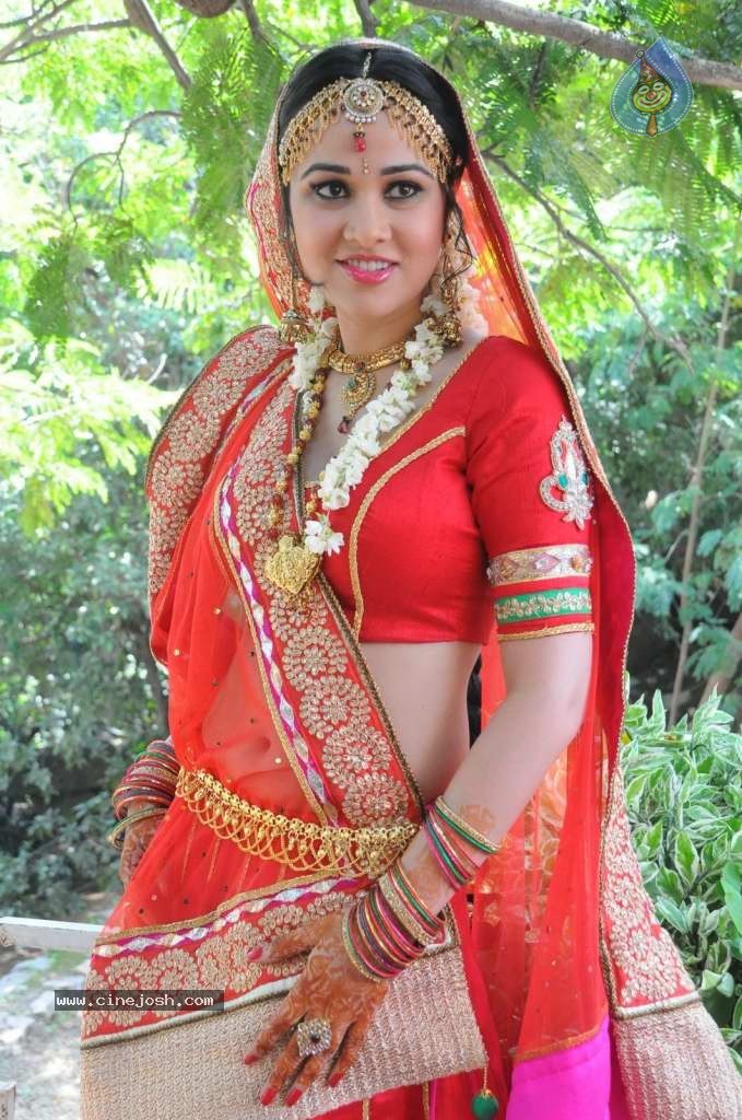 Nisha Kothari Latest Stills - 57 / 108 photos