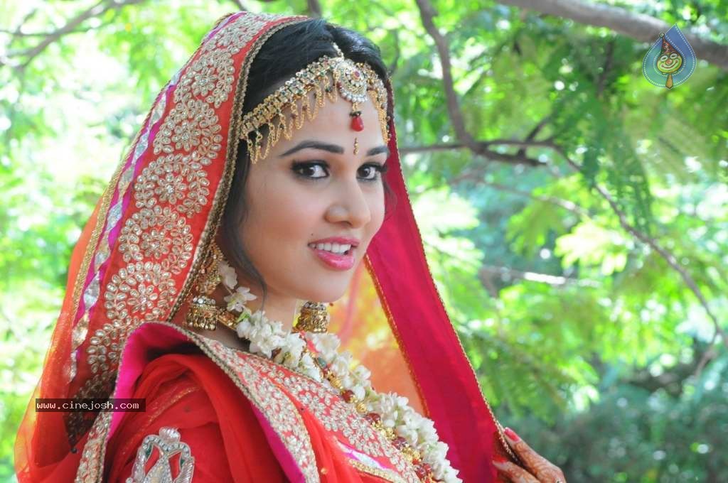 Nisha Kothari Latest Stills - 58 / 108 photos