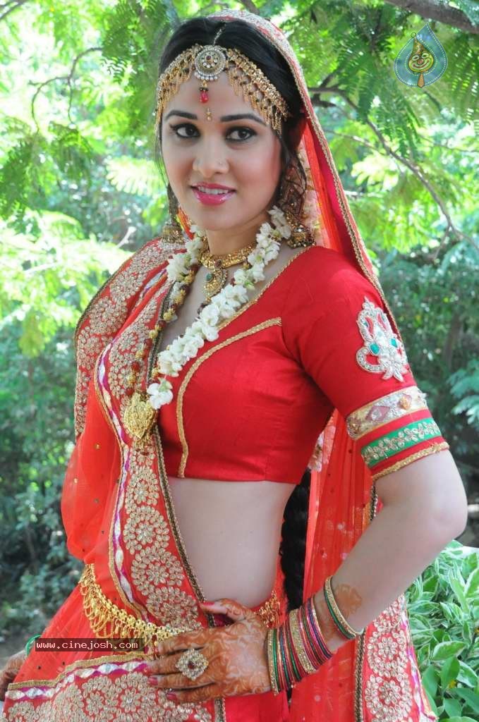 Nisha Kothari Latest Stills - 60 / 108 photos