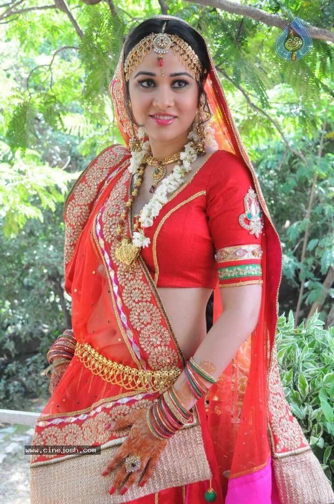 Nisha Kothari Latest Stills - 61 / 108 photos