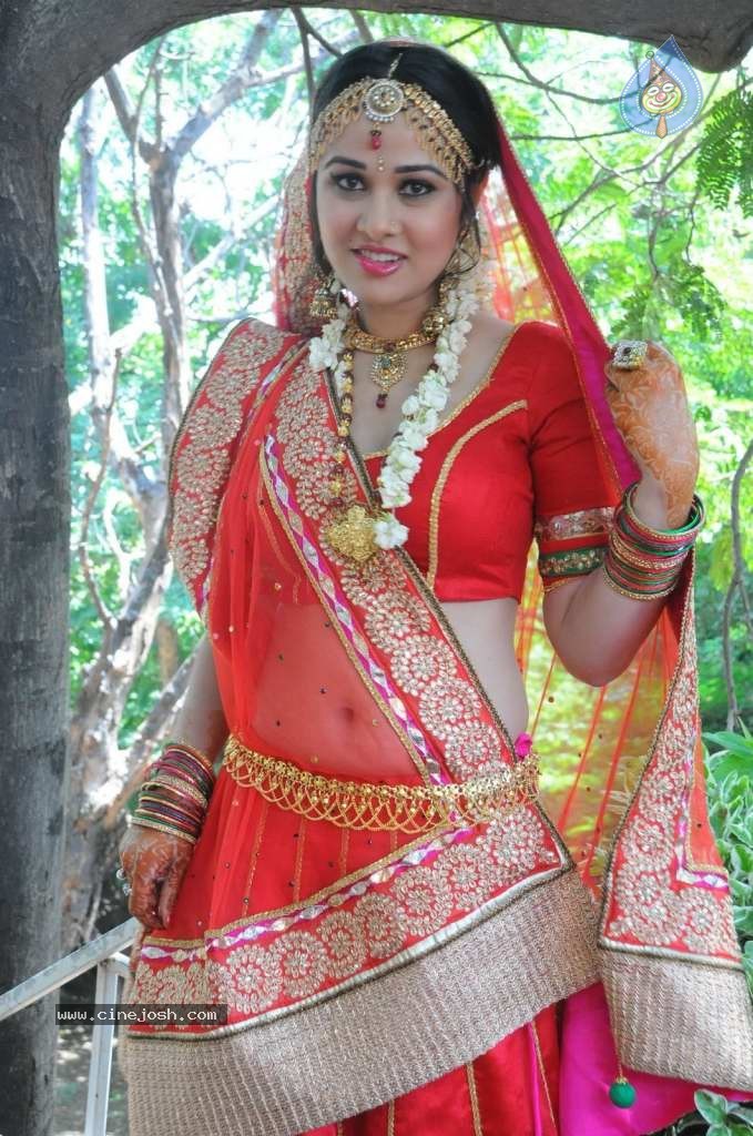 Nisha Kothari Latest Stills - 62 / 108 photos