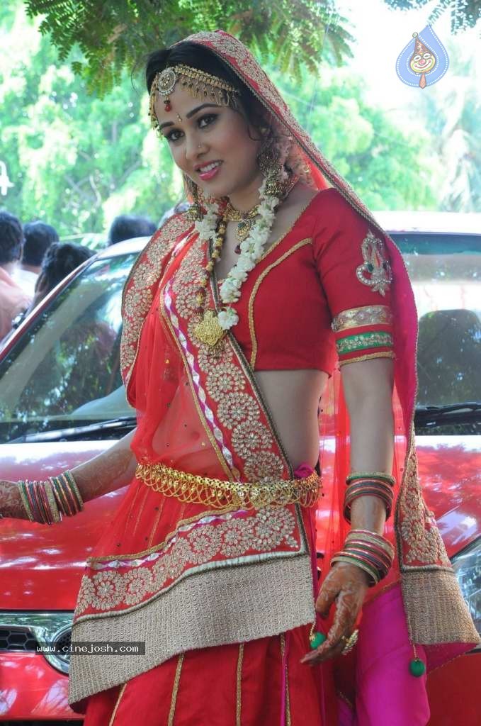 Nisha Kothari Latest Stills - 63 / 108 photos