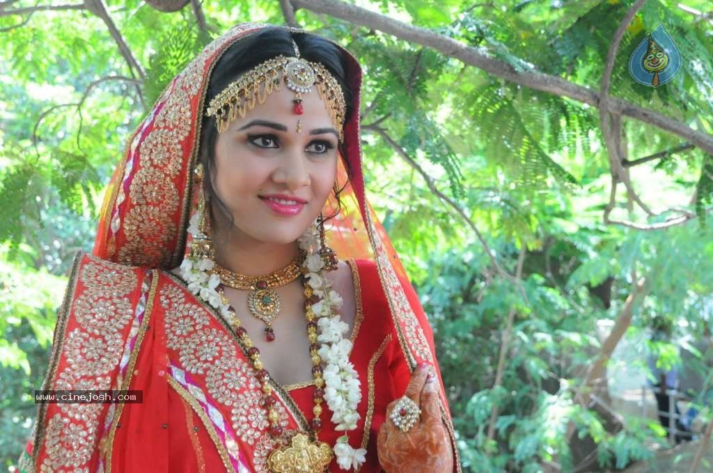 Nisha Kothari Latest Stills - 65 / 108 photos