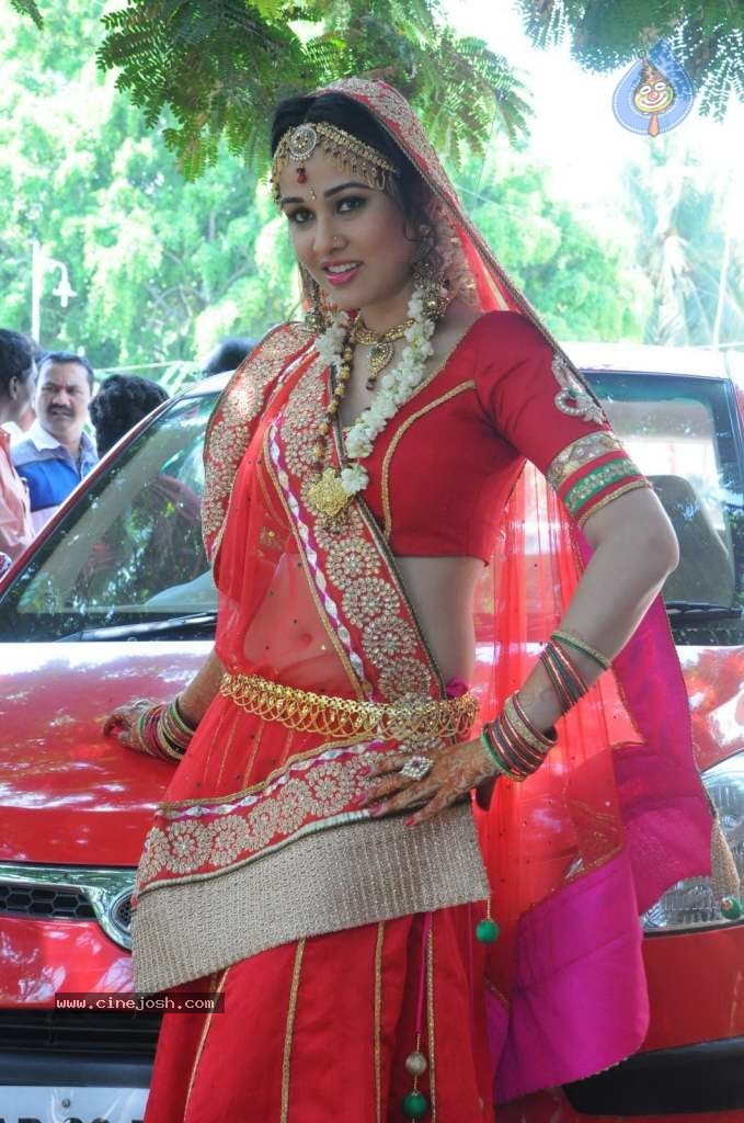 Nisha Kothari Latest Stills - 66 / 108 photos