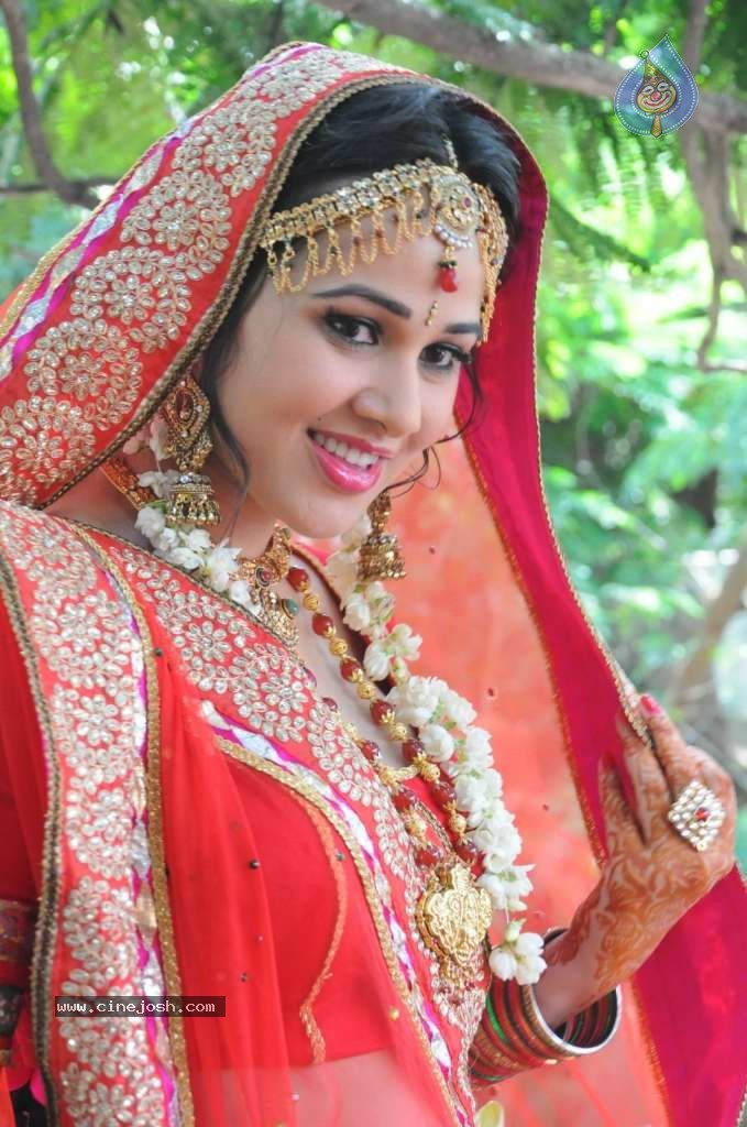 Nisha Kothari Latest Stills - 67 / 108 photos