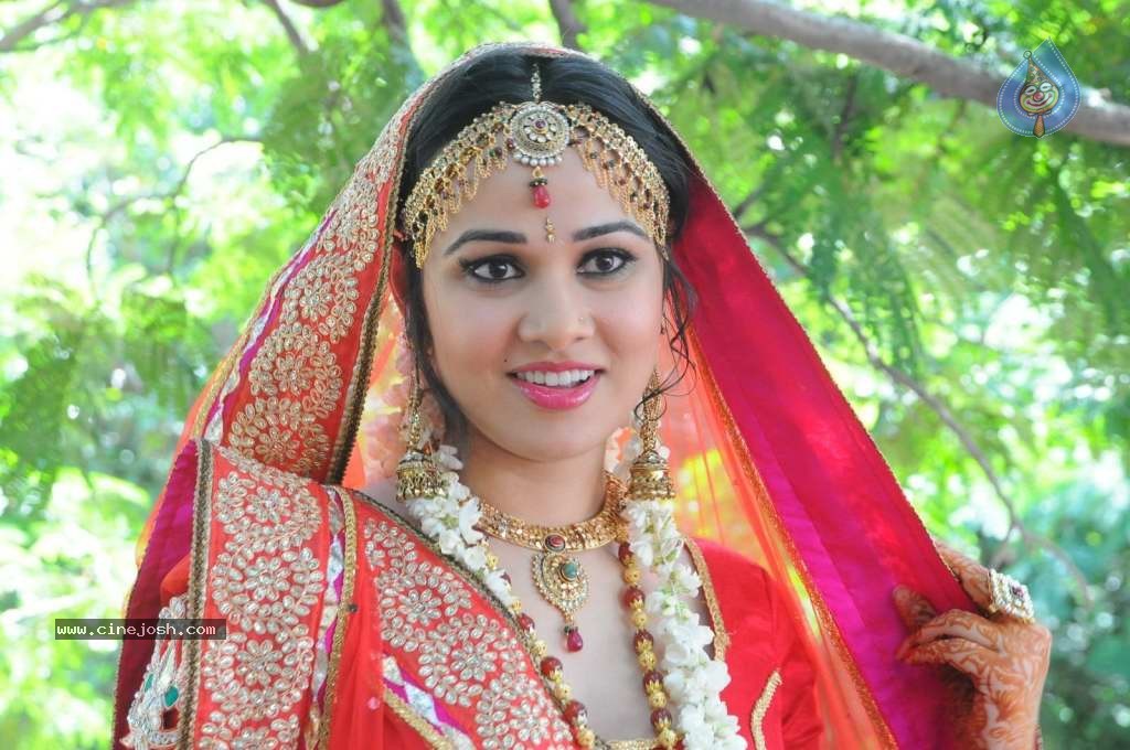 Nisha Kothari Latest Stills - 68 / 108 photos