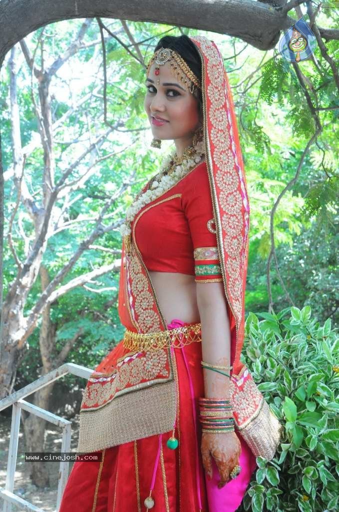 Nisha Kothari Latest Stills - 70 / 108 photos