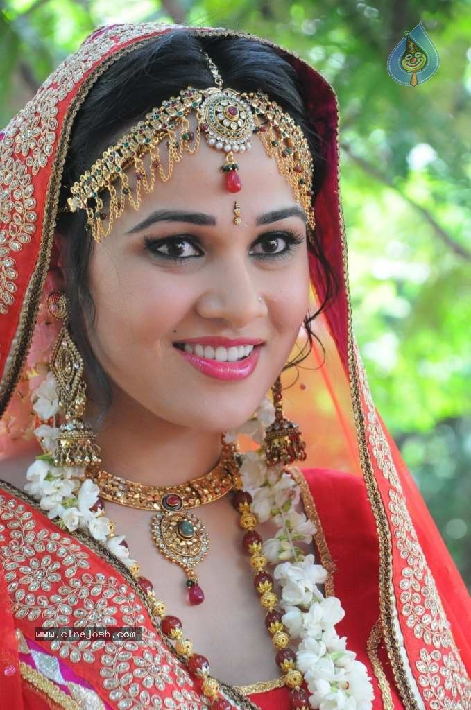 Nisha Kothari Latest Stills - 73 / 108 photos