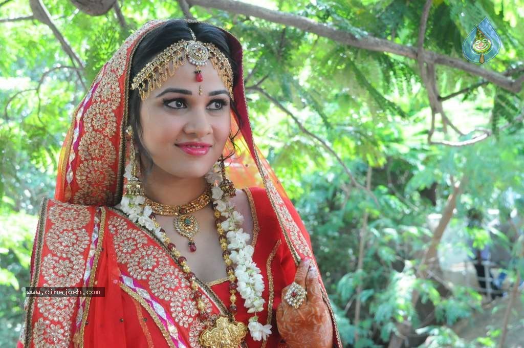 Nisha Kothari Latest Stills - 74 / 108 photos