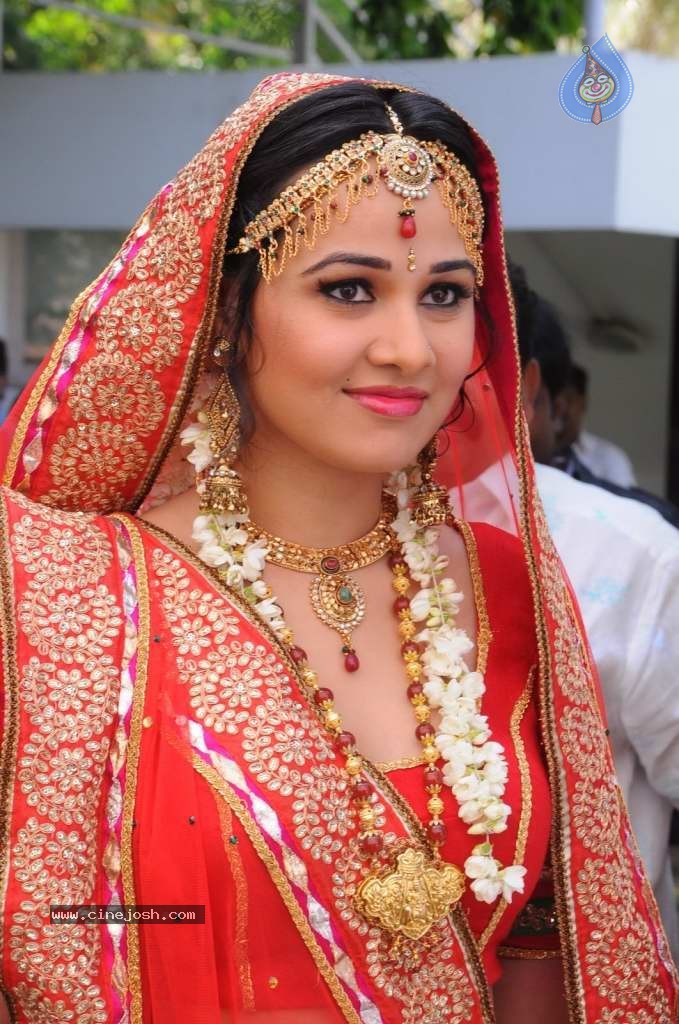 Nisha Kothari Latest Stills - 75 / 108 photos