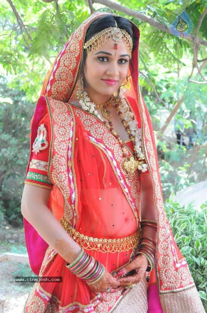 Nisha Kothari Latest Stills - 76 / 108 photos