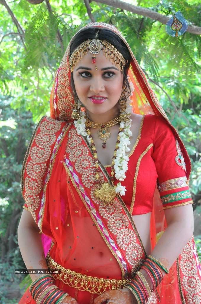 Nisha Kothari Latest Stills - 79 / 108 photos