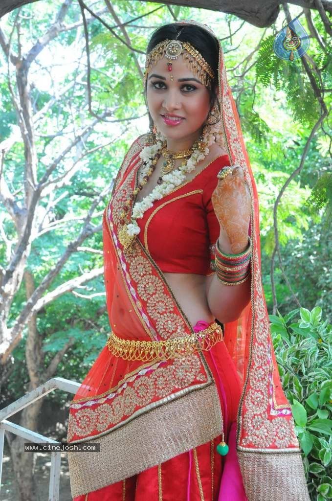 Nisha Kothari Latest Stills - 80 / 108 photos