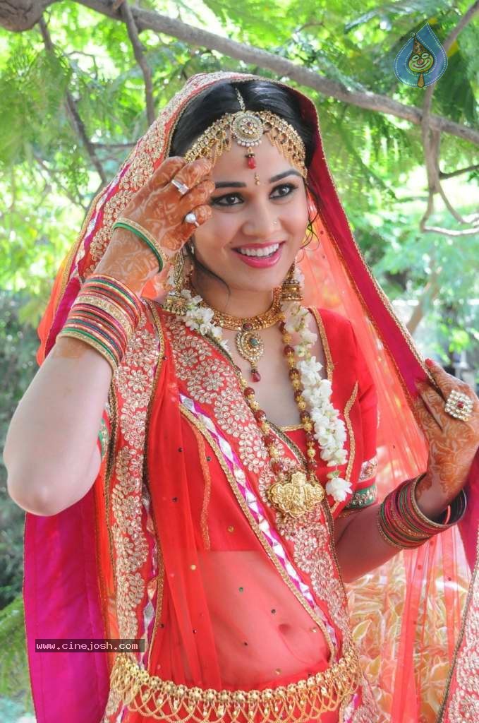 Nisha Kothari Latest Stills - 81 / 108 photos