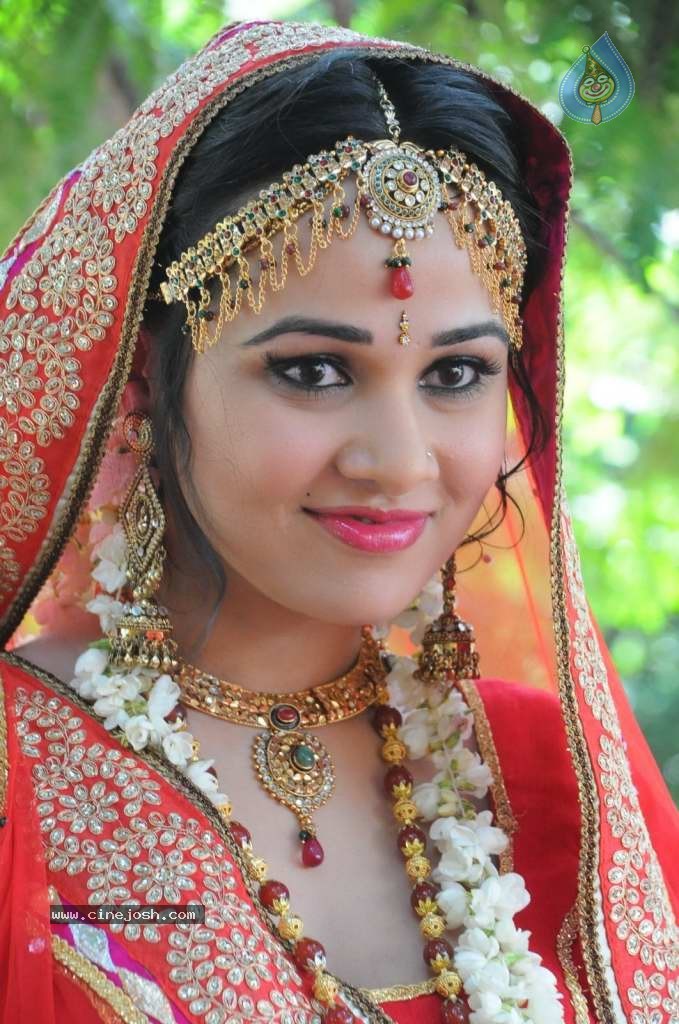 Nisha Kothari Latest Stills - 83 / 108 photos