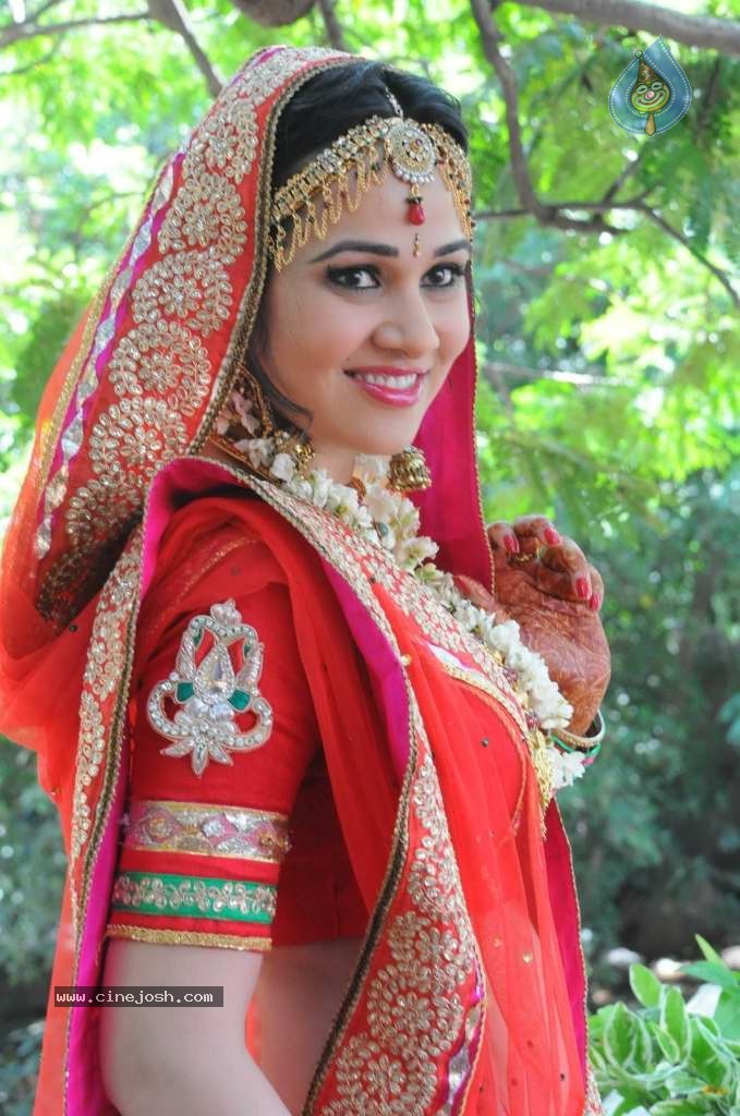 Nisha Kothari Latest Stills - 84 / 108 photos