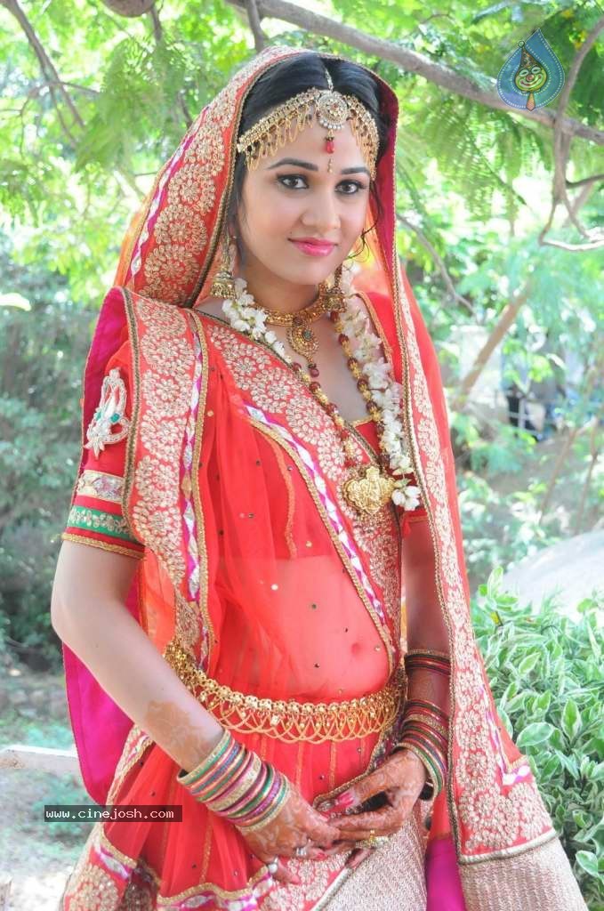 Nisha Kothari Latest Stills - 85 / 108 photos