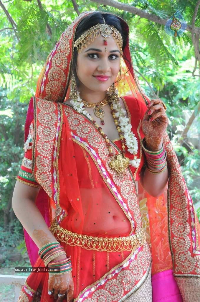 Nisha Kothari Latest Stills - 86 / 108 photos