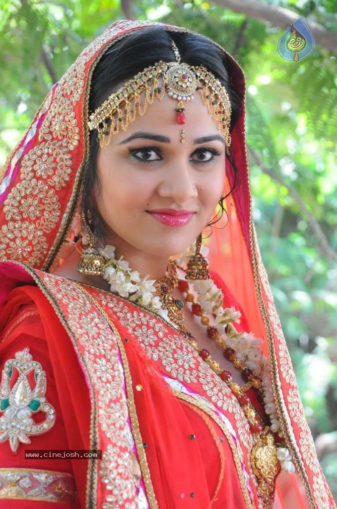 Nisha Kothari Latest Stills - 87 / 108 photos