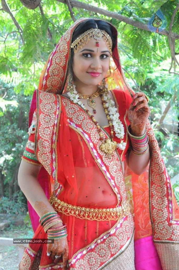 Nisha Kothari Latest Stills - 88 / 108 photos