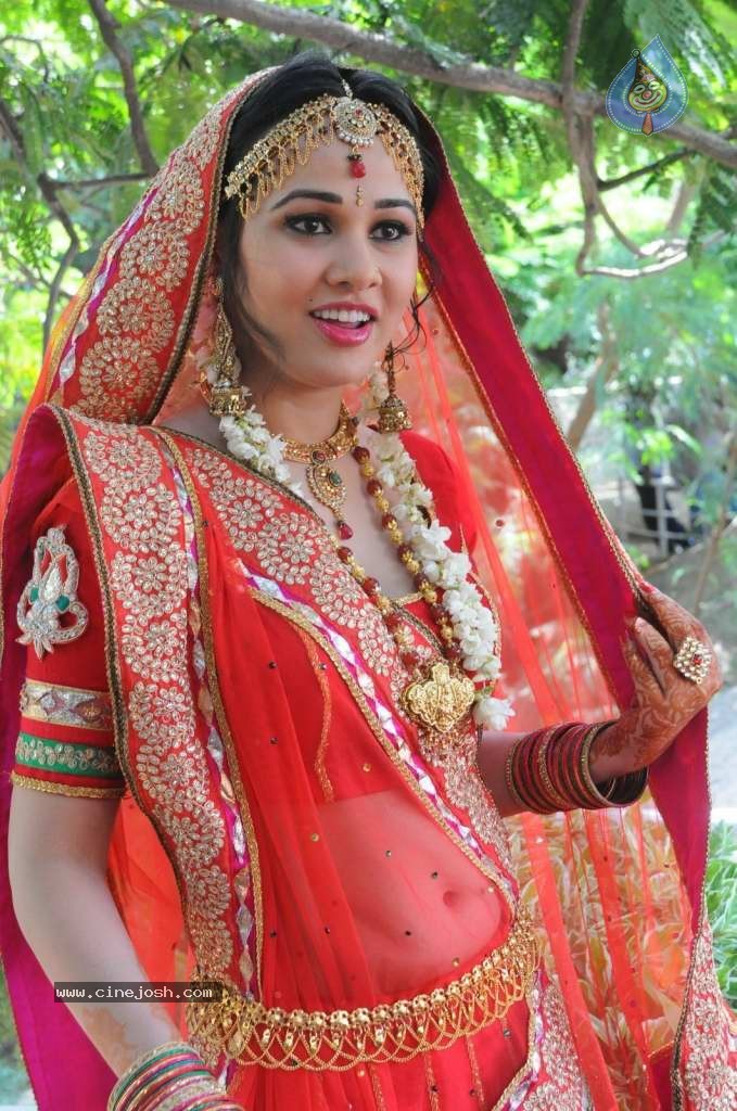 Nisha Kothari Latest Stills - 89 / 108 photos