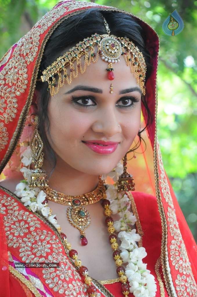 Nisha Kothari Latest Stills - 91 / 108 photos