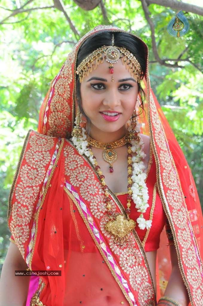 Nisha Kothari Latest Stills - 93 / 108 photos