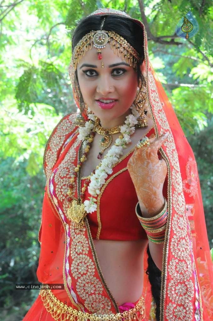 Nisha Kothari Latest Stills - 94 / 108 photos