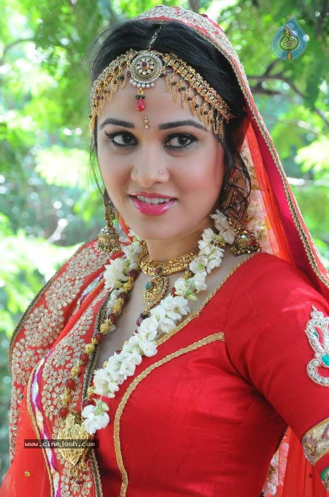 Nisha Kothari Latest Stills - 97 / 108 photos
