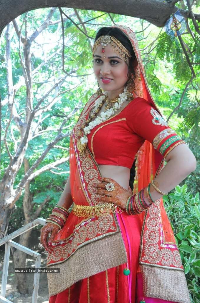 Nisha Kothari Latest Stills - 99 / 108 photos