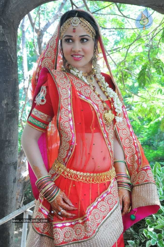 Nisha Kothari Latest Stills - 101 / 108 photos