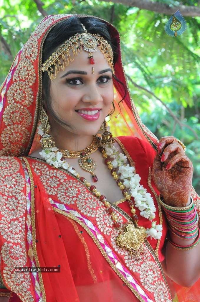 Nisha Kothari Latest Stills - 102 / 108 photos