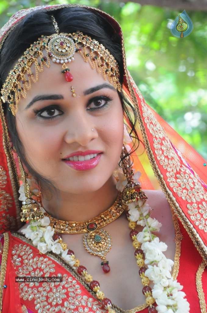 Nisha Kothari Latest Stills - 103 / 108 photos