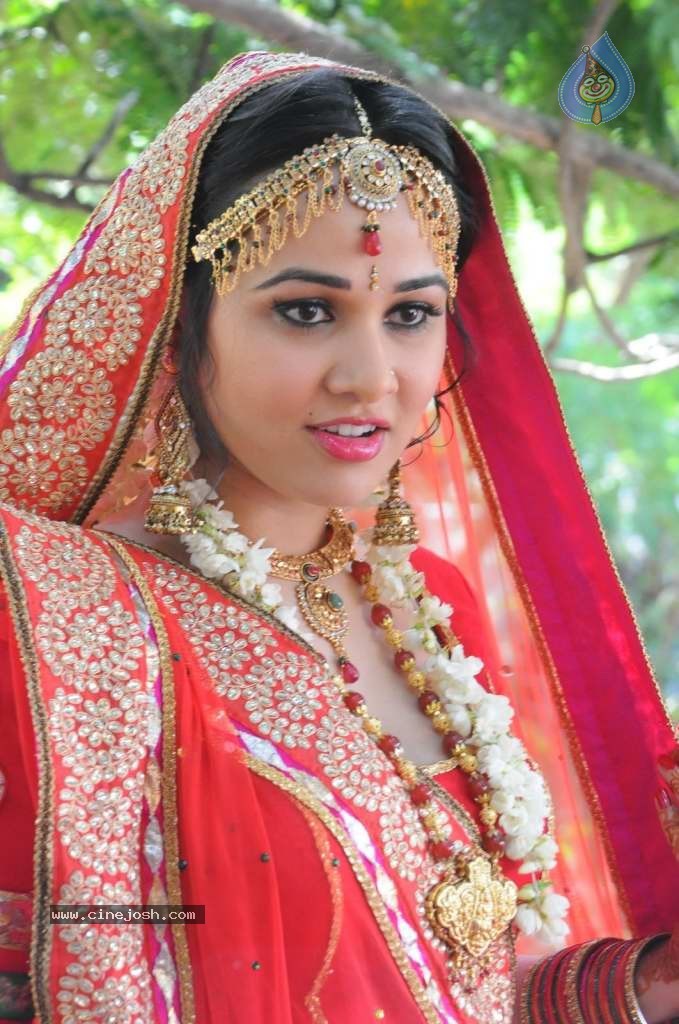 Nisha Kothari Latest Stills - 104 / 108 photos