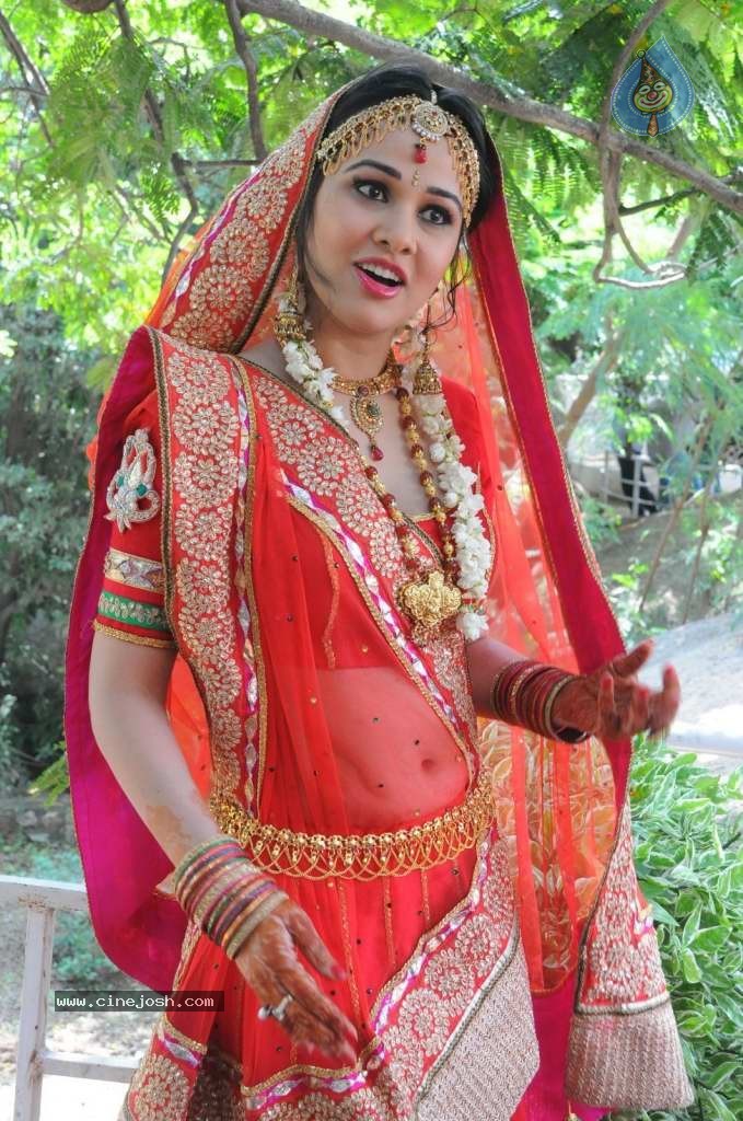 Nisha Kothari Latest Stills - 106 / 108 photos