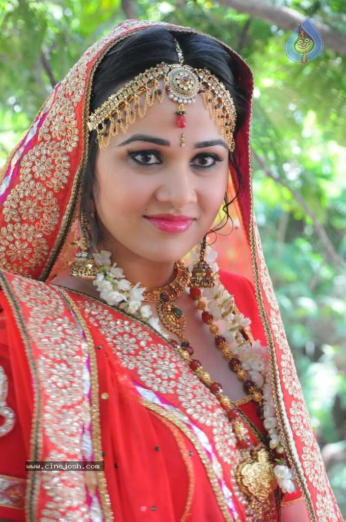 Nisha Kothari Latest Stills - 107 / 108 photos