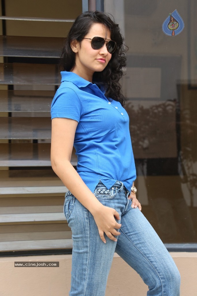 Nisha Kothari New Gallery - 23 / 115 photos