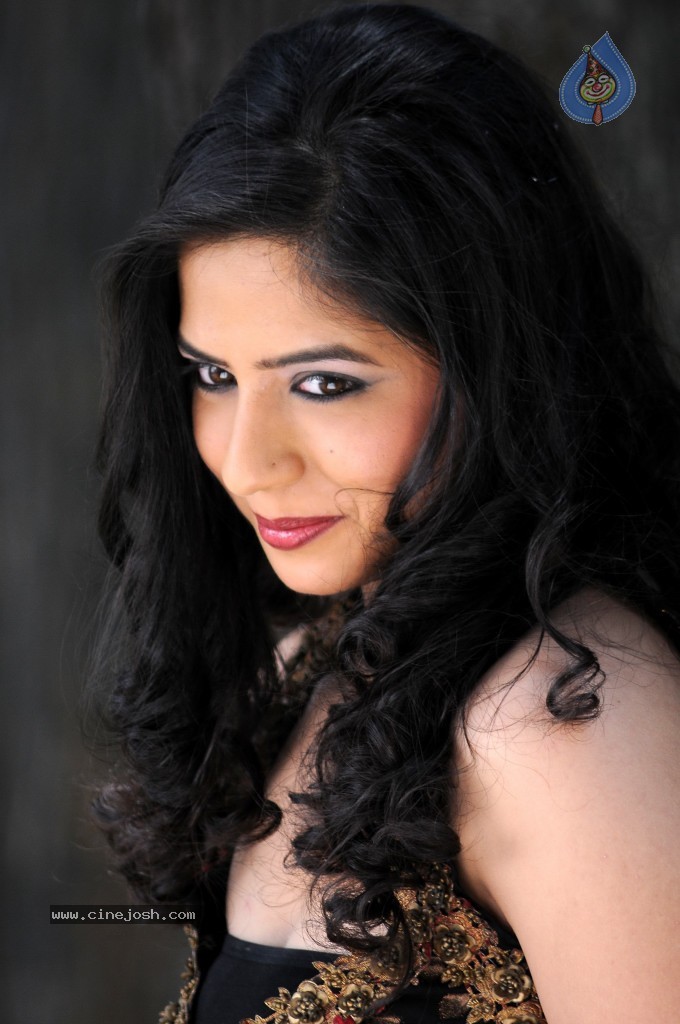 Nisha Shah New Stills - 19 / 55 photos