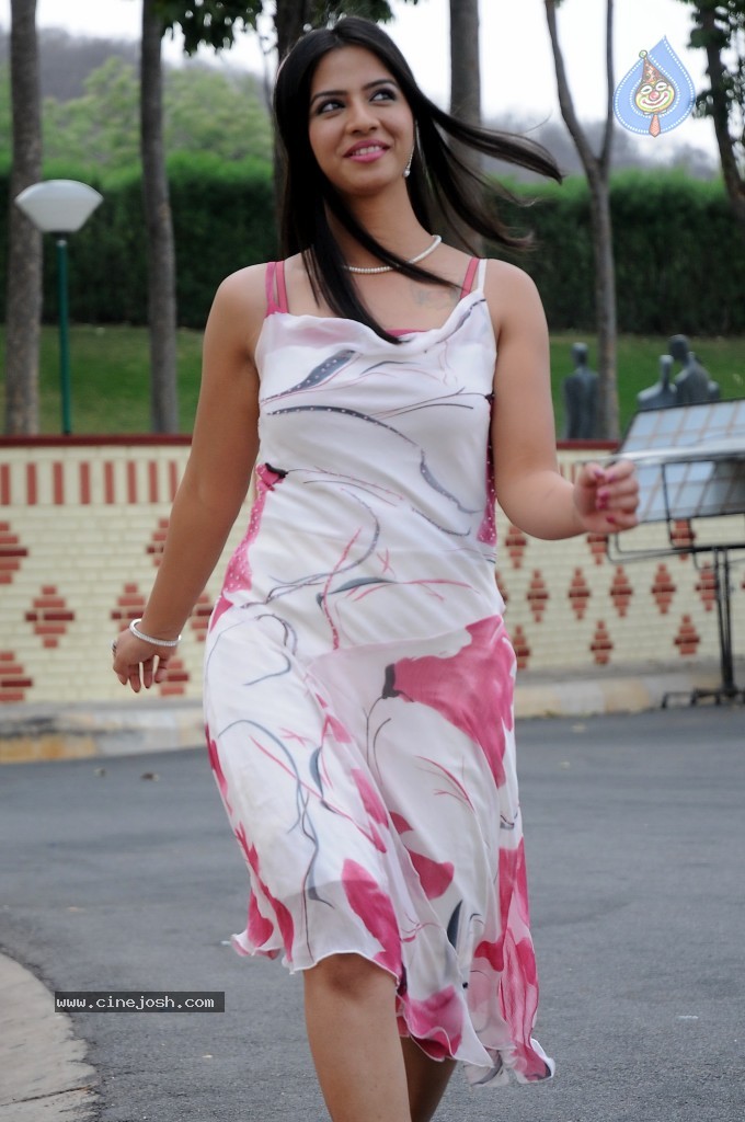 Nisha Shah New Stills - 20 / 55 photos