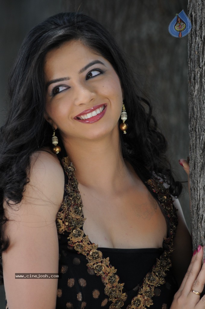 Nisha Shah New Stills - 24 / 55 photos