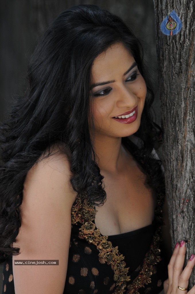 Nisha Shah New Stills - 25 / 55 photos