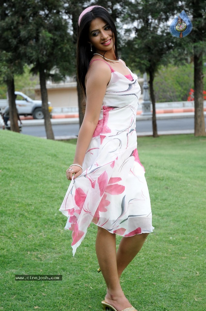 Nisha Shah New Stills - 35 / 55 photos