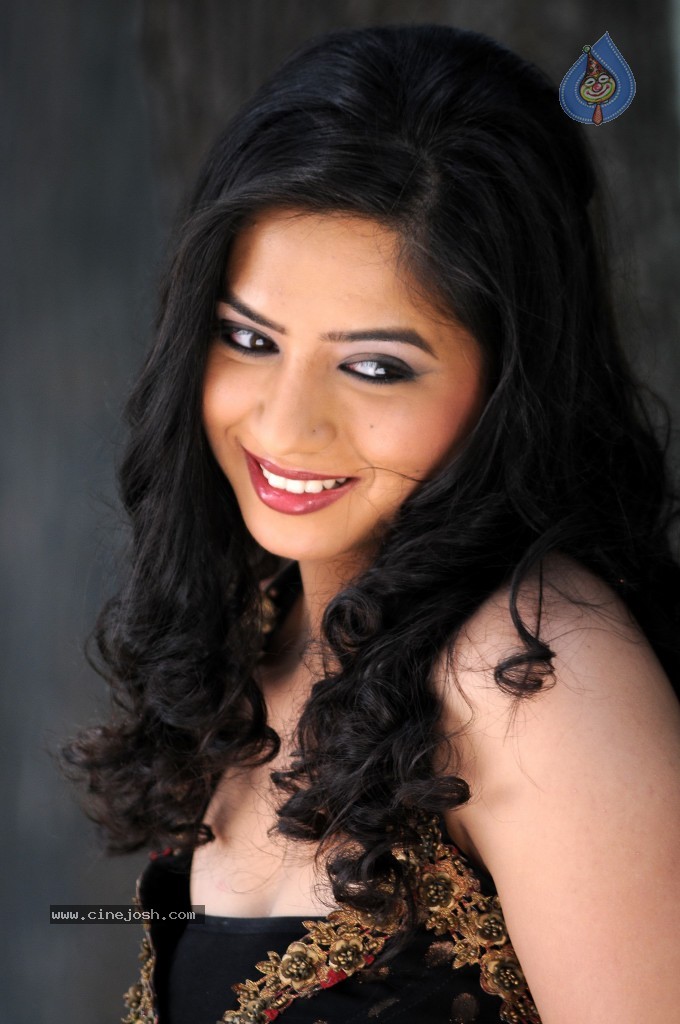 Nisha Shah New Stills - 41 / 55 photos