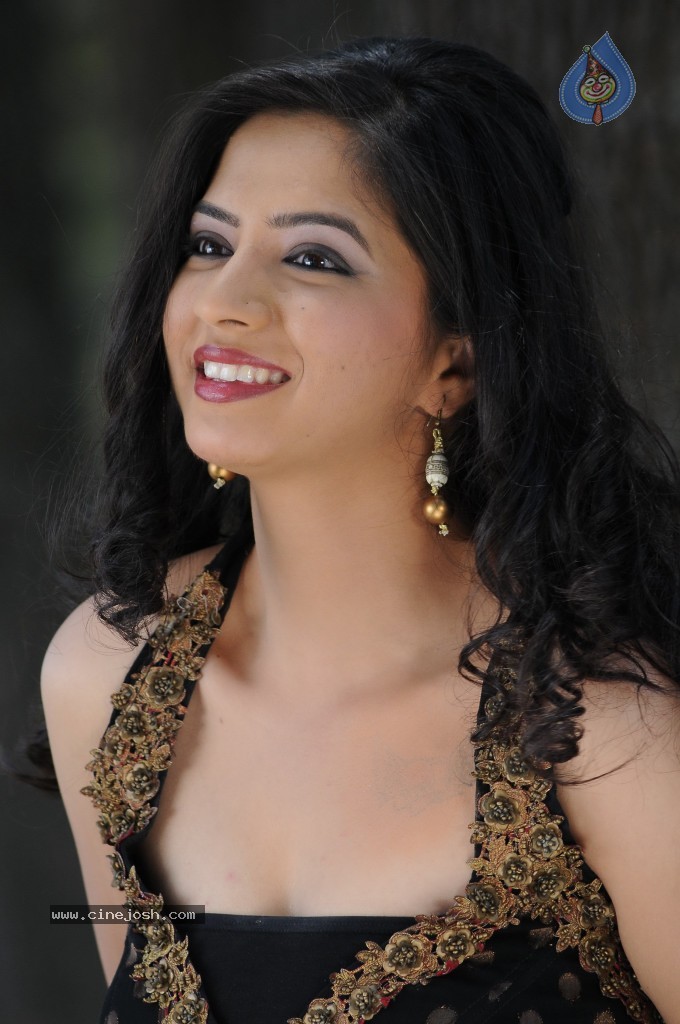 Nisha Shah New Stills - 42 / 55 photos