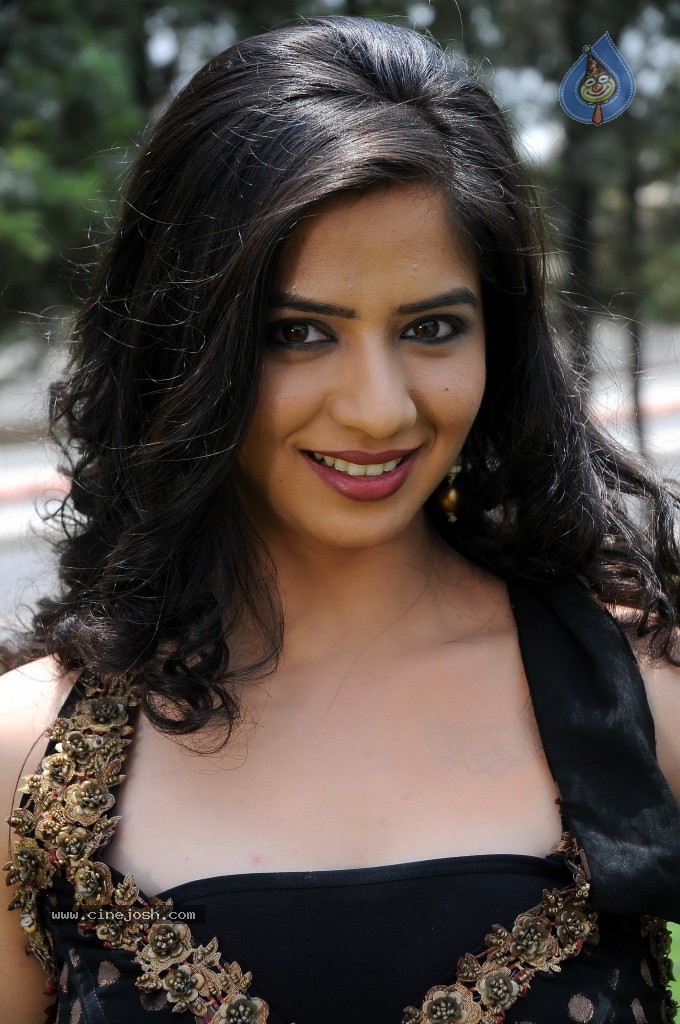 Nisha Shah New Stills - 48 / 55 photos