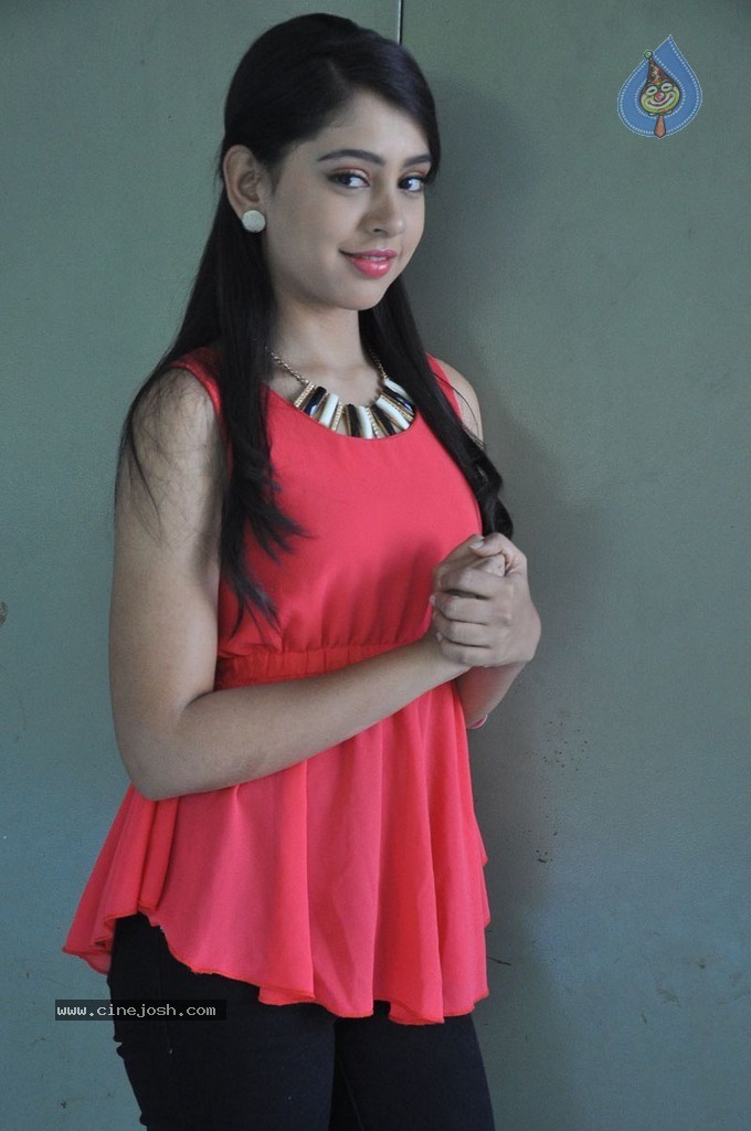 Niti Taylor Stills - 24 / 71 photos