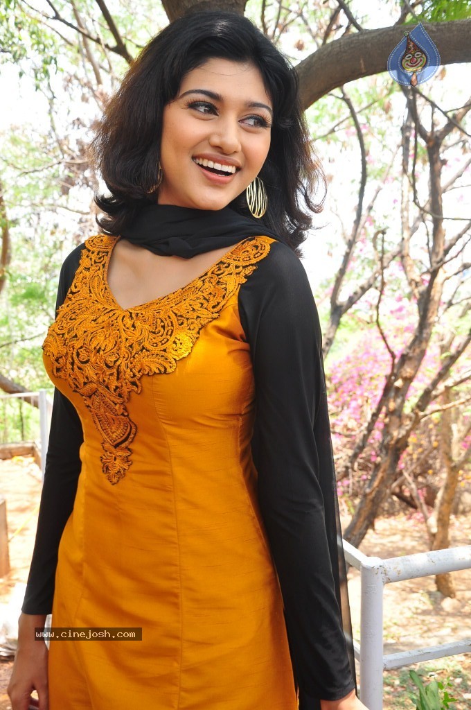 Oviya New Stills - 21 / 75 photos